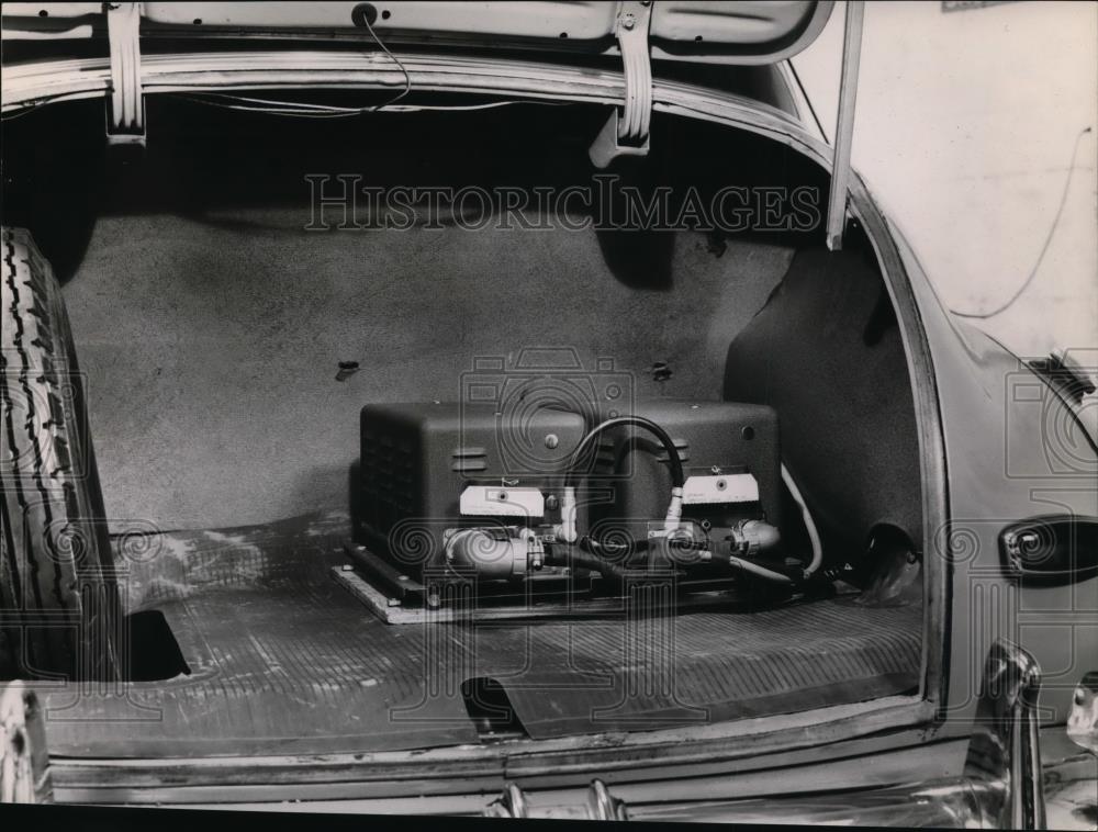 1947 Press Photo Transmitter equipment occupies small space in car's compartment - Historic Images