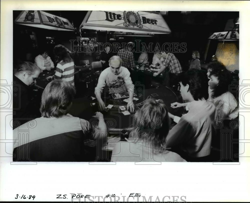 1989 Press Photo Palmer Bomentre at blackjack tables Safari Club in Estacada - Historic Images