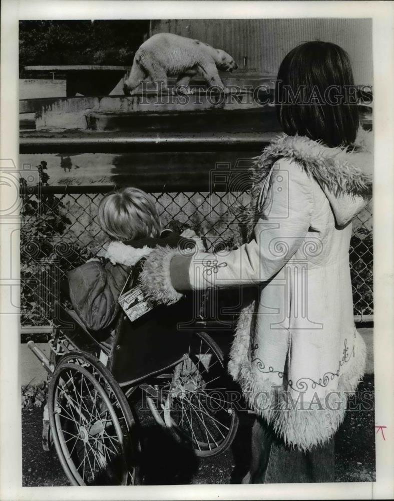 1977 Press Photo Handicapped person-Portland-Tina Rue-Becky Ogren - orb72644 - Historic Images