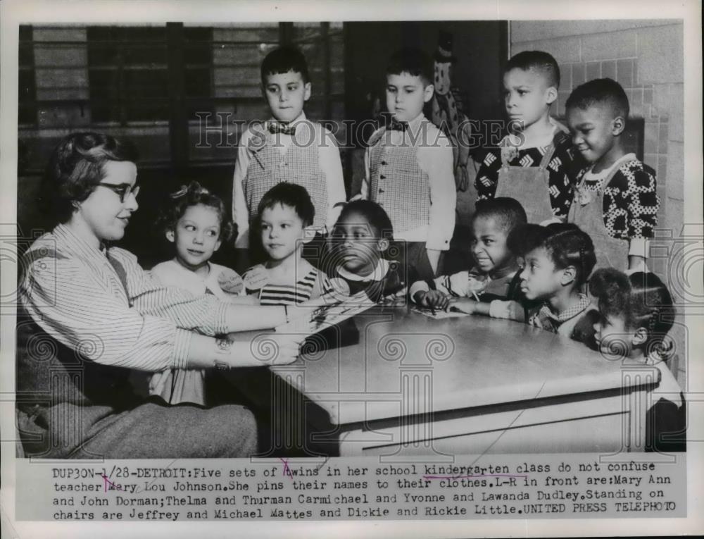 1953 Press Photo Teacher Mary L Johnson &amp; 5 sets of twins in Detroit classroom - Historic Images