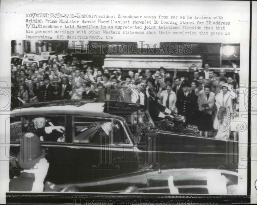 1959 Press Photo President Eisenhower Waves From The Car - nee90813 - Historic Images
