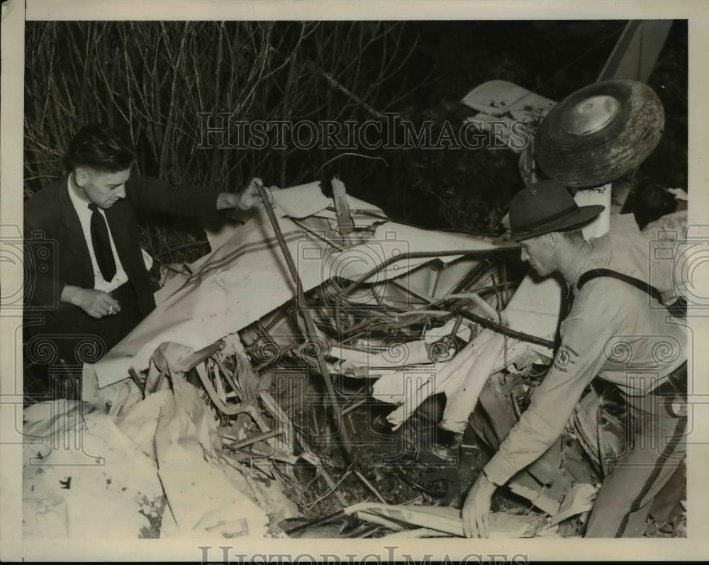 1940 Press Photo Officers examine wreckage of Donald Philip Le Tourneay Plane - Historic Images