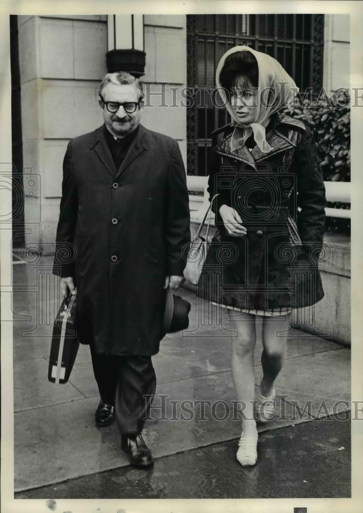 1971 Press Photo Patricia Scoggin Leaving U.S. District Court With Her Lawyer - Historic Images