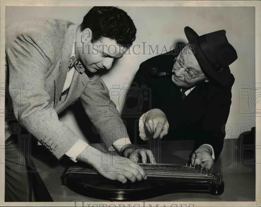 1950 Press Photo Frank Sterret, Oregonian photographer extolls virtues of his - Historic Images