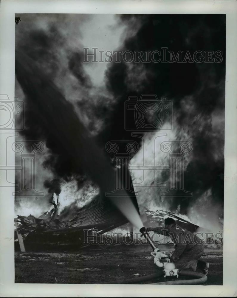 1962 Press Photo Deluge gun tested at staged blaze by Portland Fire De ...