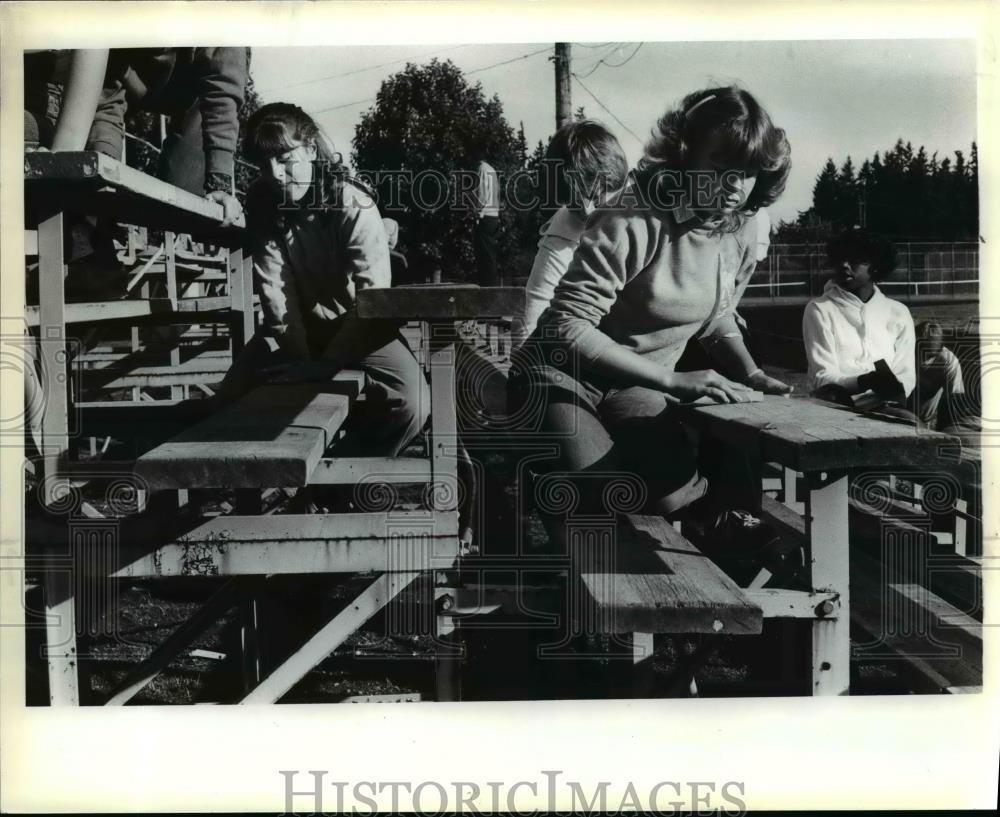 1981 Press Photo Reynolds High School seniors during school cleanup project - Historic Images