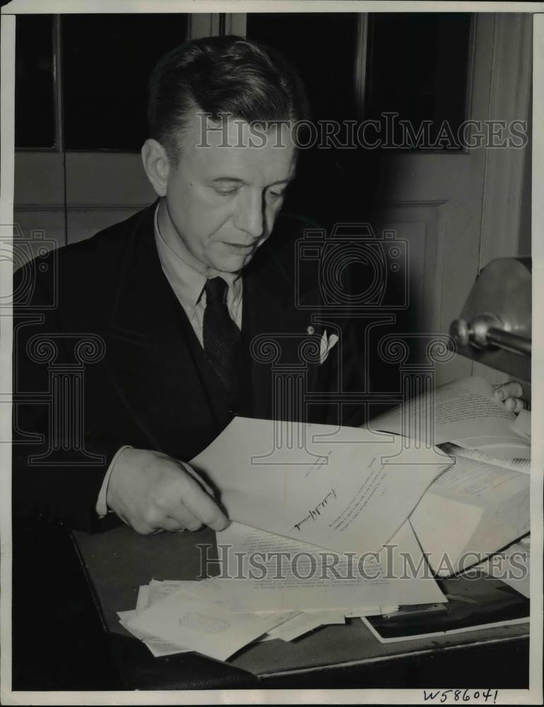 1940 Press Photo Rep.Francis E Walter of Pa. looks over a copy of his bill - Historic Images