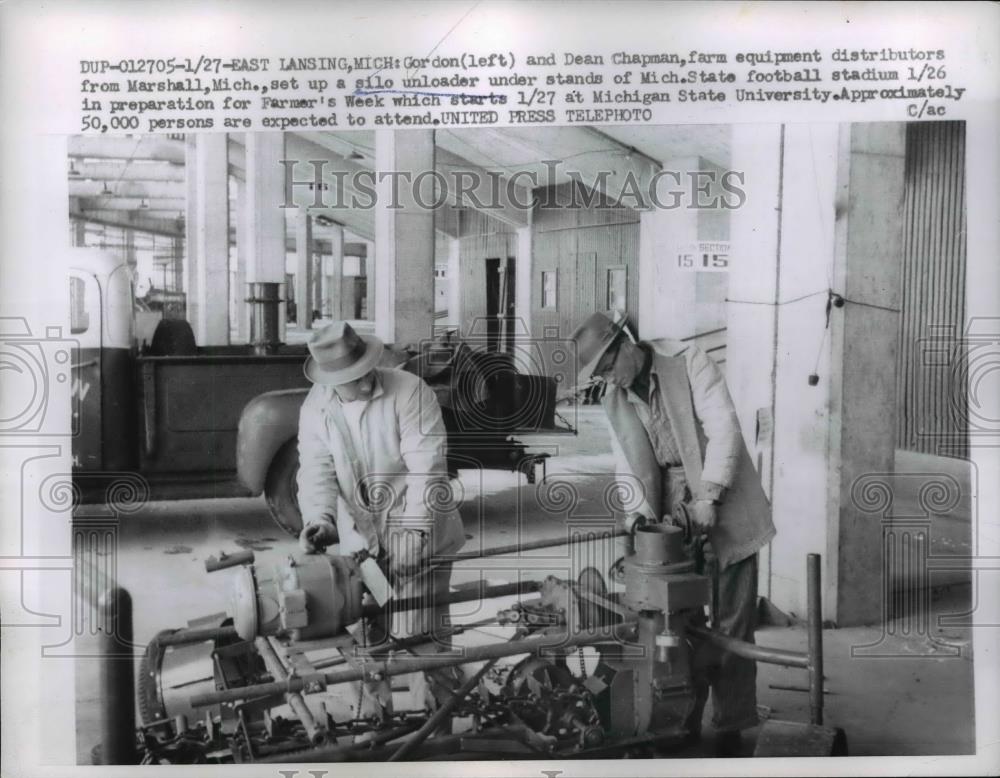 1958 Press Photo Gordon And Dean Chapman Set up A Silo Unloader - nee90619 - Historic Images