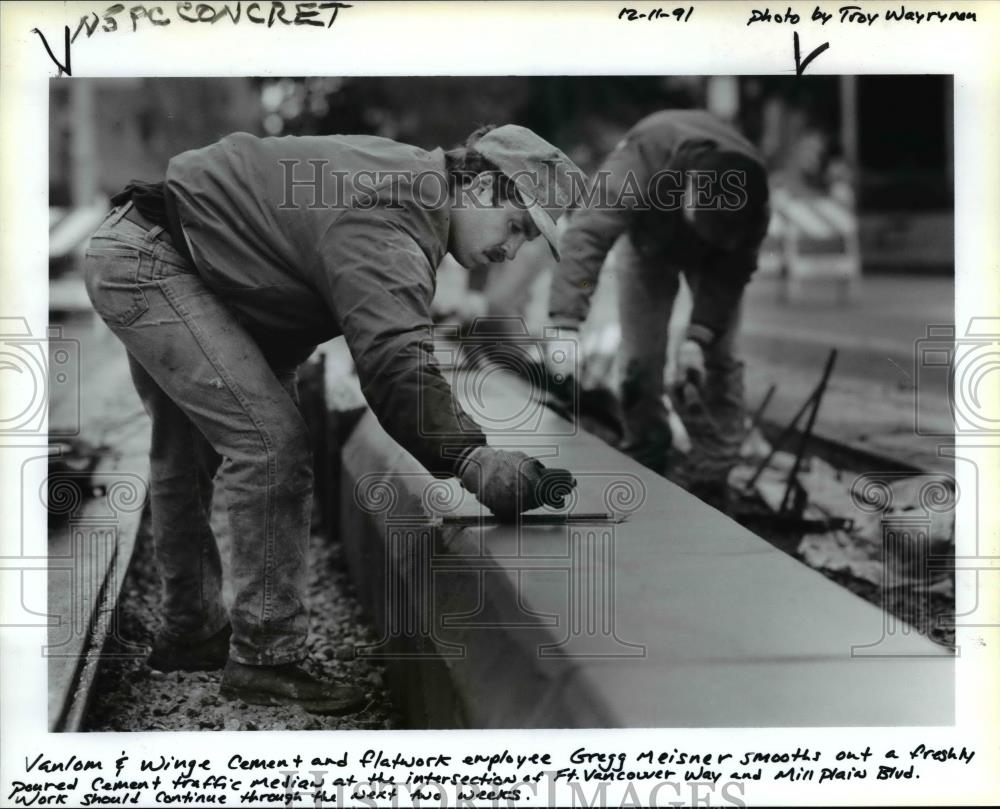1991 Press Photo Gregg Meisner Smoothes Concrete on Fort Vancouver Way. - Historic Images