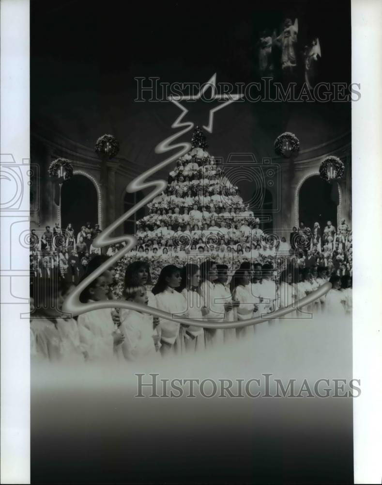 1996 Press Photo Choir-Singing Christmas Tree - orb06720 - Historic Images
