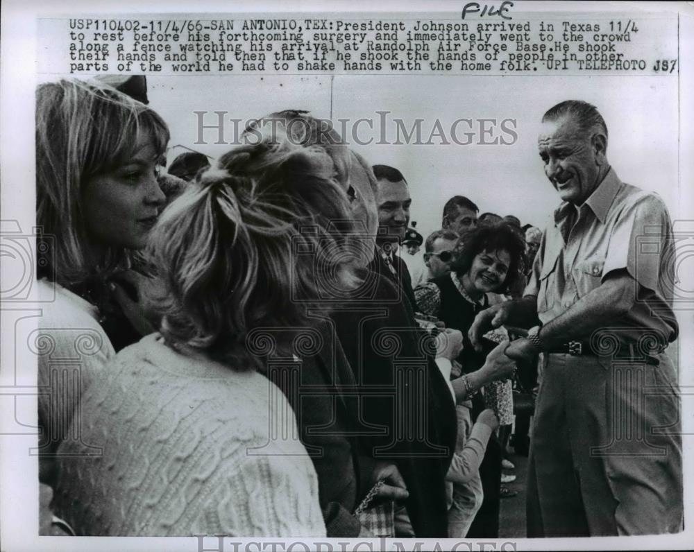 1966 Press Photo Pres. Lyndon Johnson arrived at Randolph Air Force Base - Historic Images