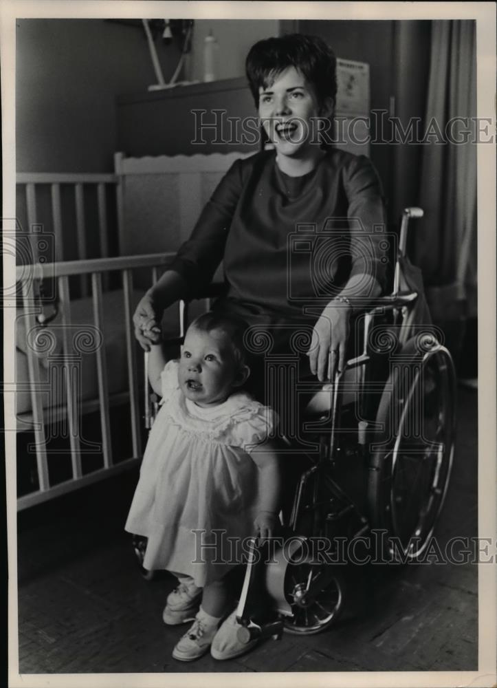 1967 Press Photo Mrs.Loren Little recovering from plaine crash with he ...