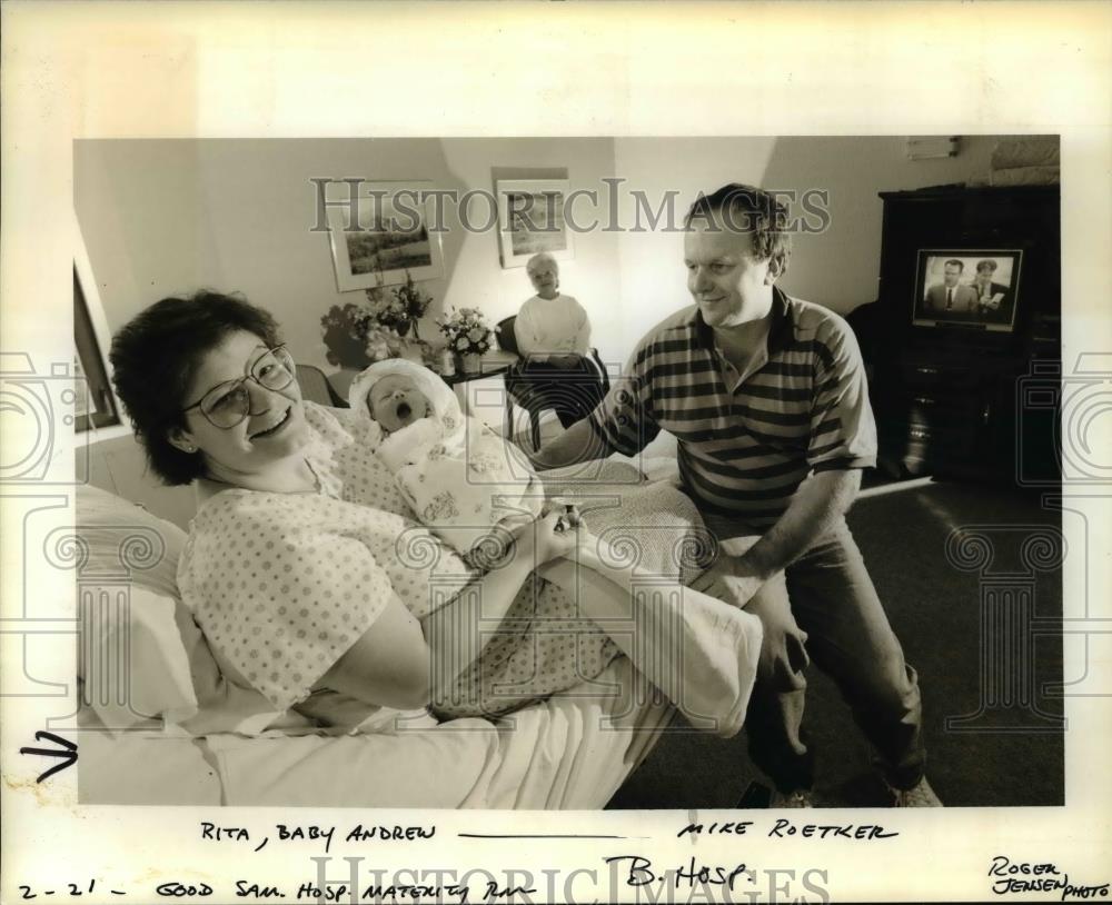1991 Press Photo Rita Roetker w/ her new born son, Andrew &amp; husband Mike - Historic Images