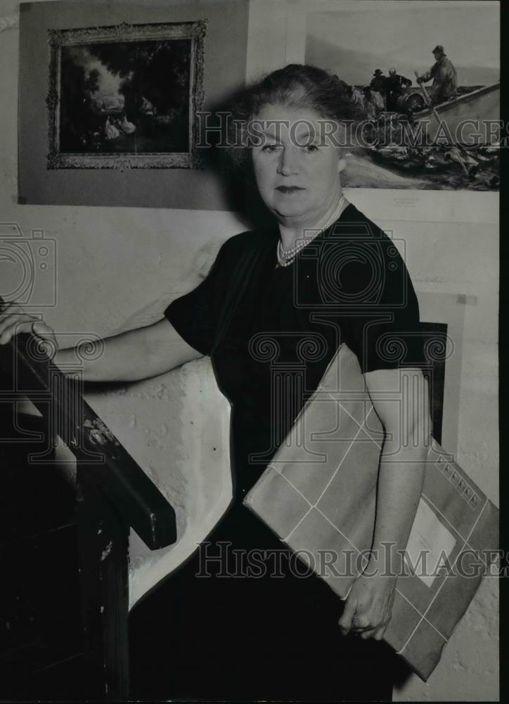 1950 Press Photo Mrs. Agnes Prentis carries exhibit wrapped for mailing - Historic Images