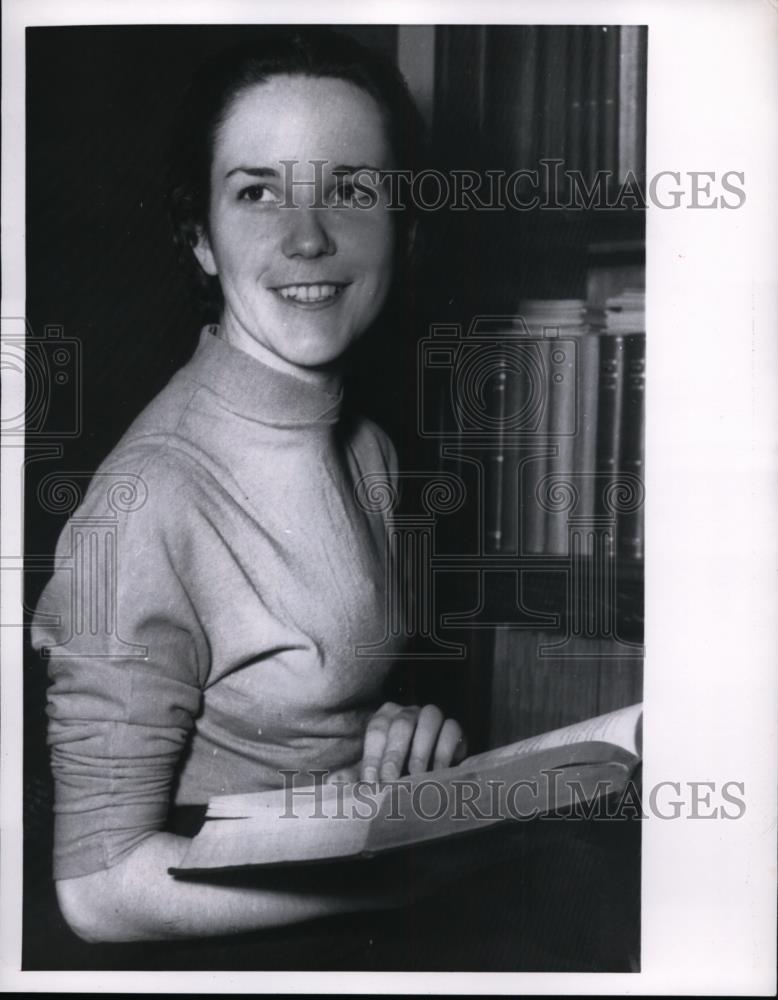 1956 Press Photo Alice Slemak Hungarian refugee pre med student in Chicago - Historic Images