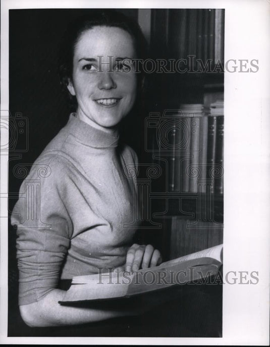 1956 Press Photo Alice Slemak Hungarian refugee pre med student in Chicago - Historic Images