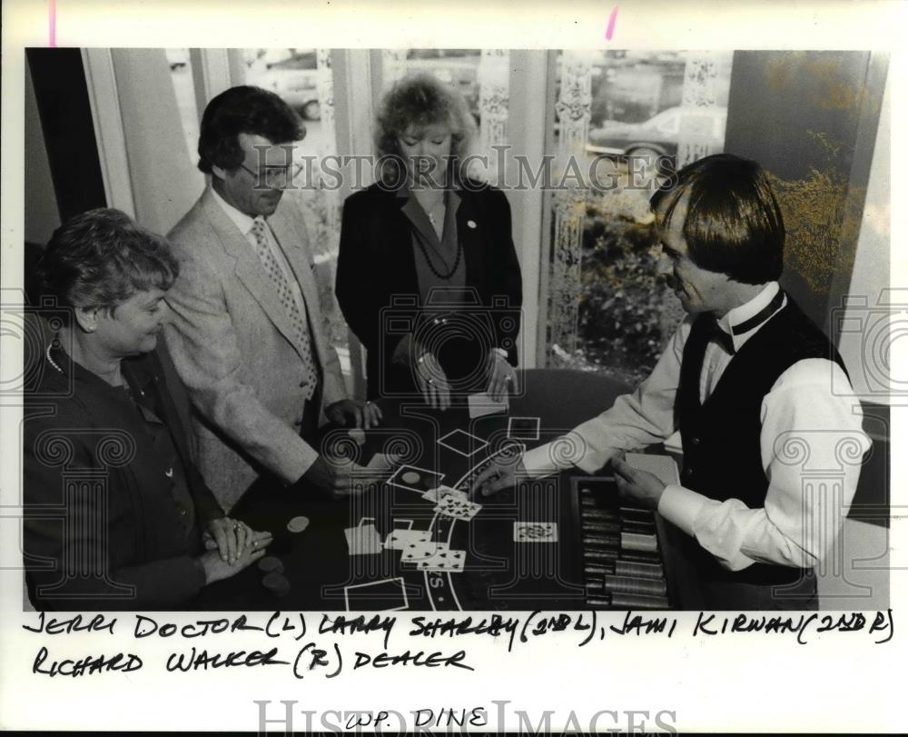 1988 Press Photo Practicing for Casino Night in the New York Diner Restaurant. - Historic Images
