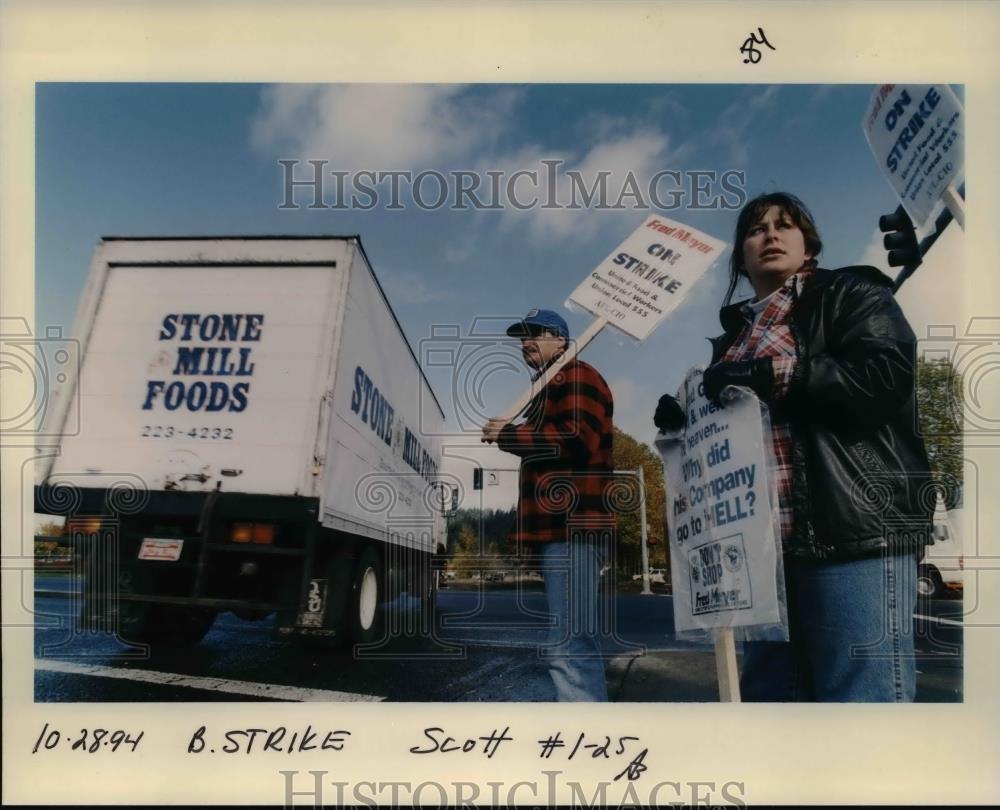 1994 Press Photo Fred Meyer Strike In Portland - Orb52202 - Historic Images