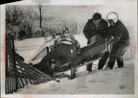 1970 Press Photo Bill Enrich of Ohio gets assist to recover his snowmobile - Historic Images