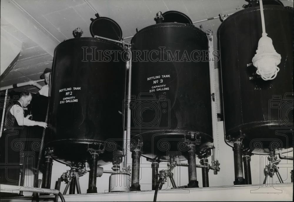 1946 Press Photo Oregon Liquor Commission AG Johnson & Robert Himelhan on tanks - Historic Images