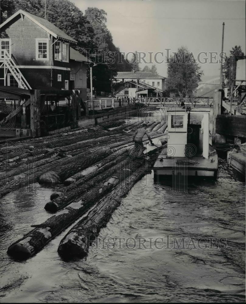 1947 Press Photo Tug pushes logs into the upper end of the Willamette Falls - Historic Images