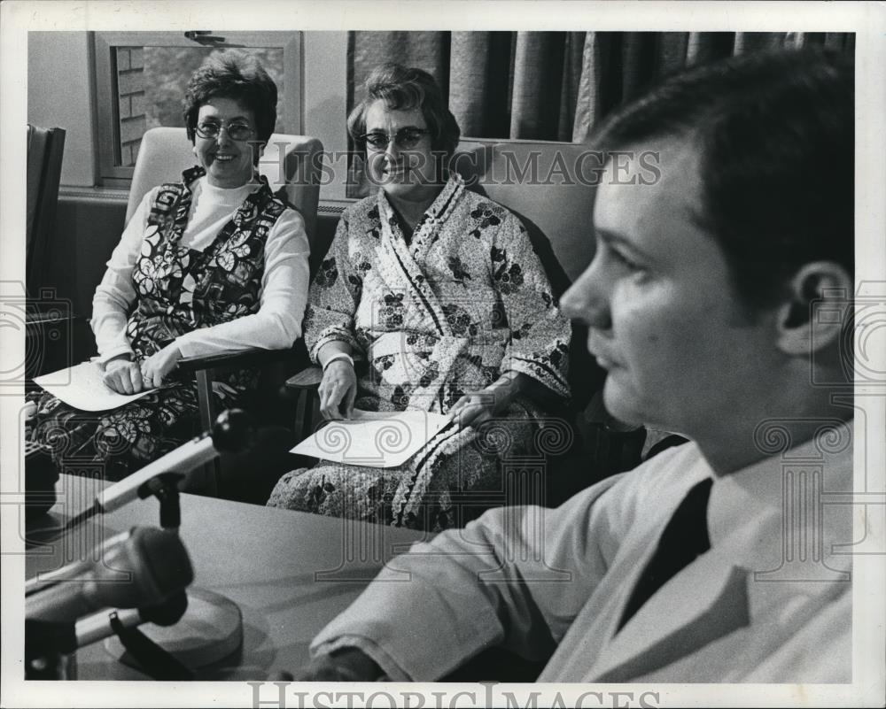 1977 Press Photo Delva Wolfe 300th kidney transplant case University of Oregon - Historic Images