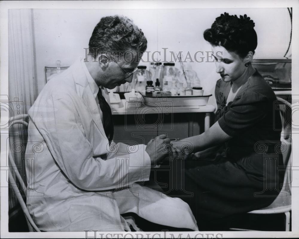 1958 Press Photo Woman Is Being Given A Tuberculin Test - nee86530 - Historic Images