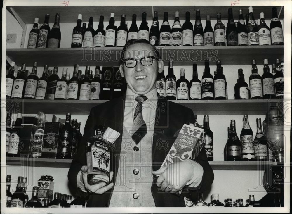 1975 Press Photo Hamilton Ross of American Food Store in Aberdeen nurses bottles - Historic Images