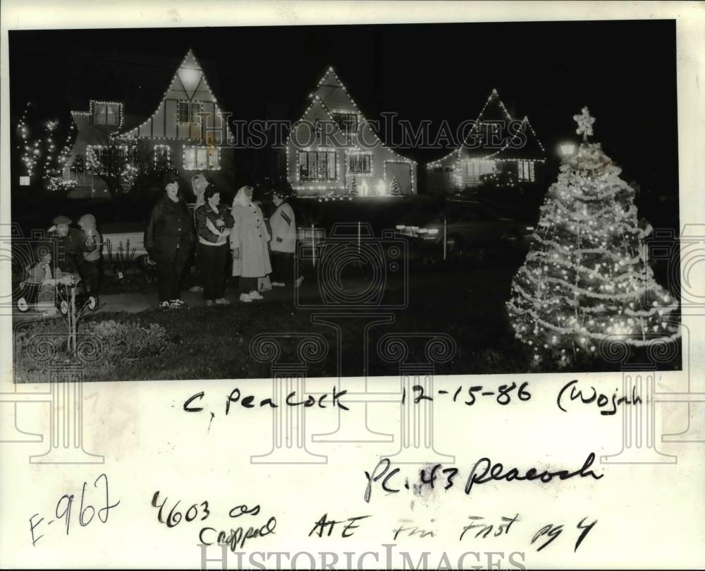 1986 Press Photo Christmas Light Display on Peacock Lane in Portland - orb05356 - Historic Images