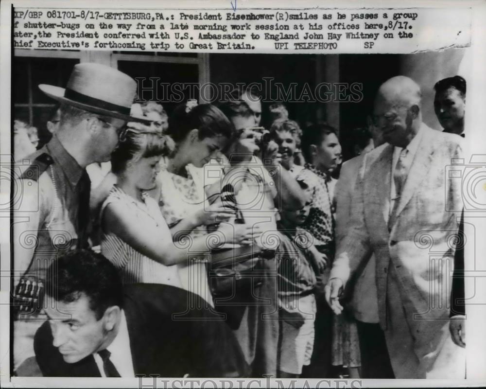 1959 Press Photo Pres Eisenhower passes a group shutter on the way to work - Historic Images