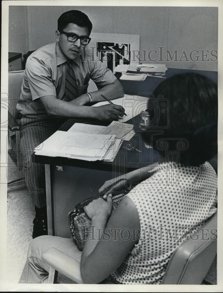 1970 Press Photo Mel Sampson talking to a woman - ora75122 - Historic Images