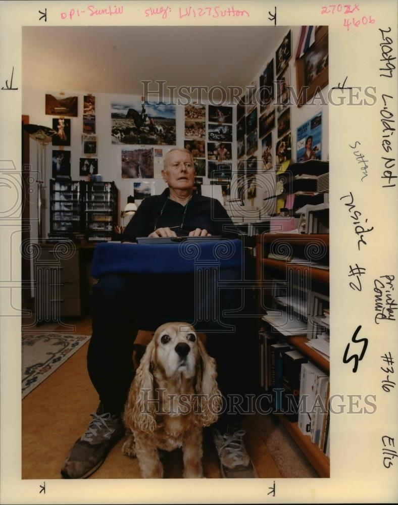 1997 Press Photo Old man using computer while his dog watched in his room - Historic Images
