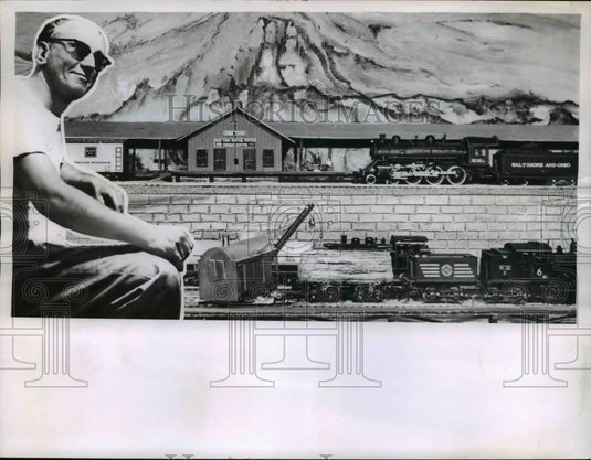 1961 Press Photo William Frank of Chicago Machinist by trade with model Pike - Historic Images