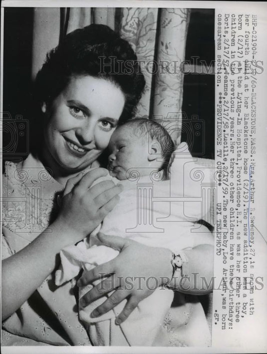 1960 Press Photo Mrs Arthur Sweeney & new baby son at Blackstone MA hospital - Historic Images