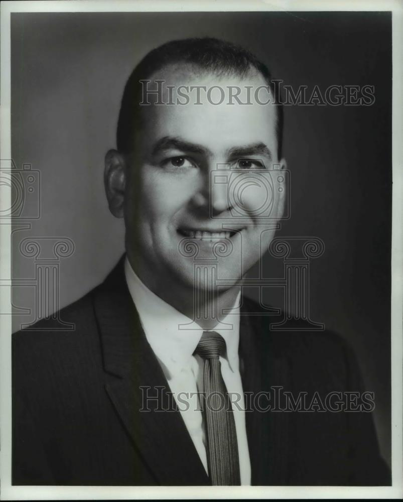 1968 Press Photo Stephen D Shelton Vice president-Finance Electronic Specilalty - Historic Images