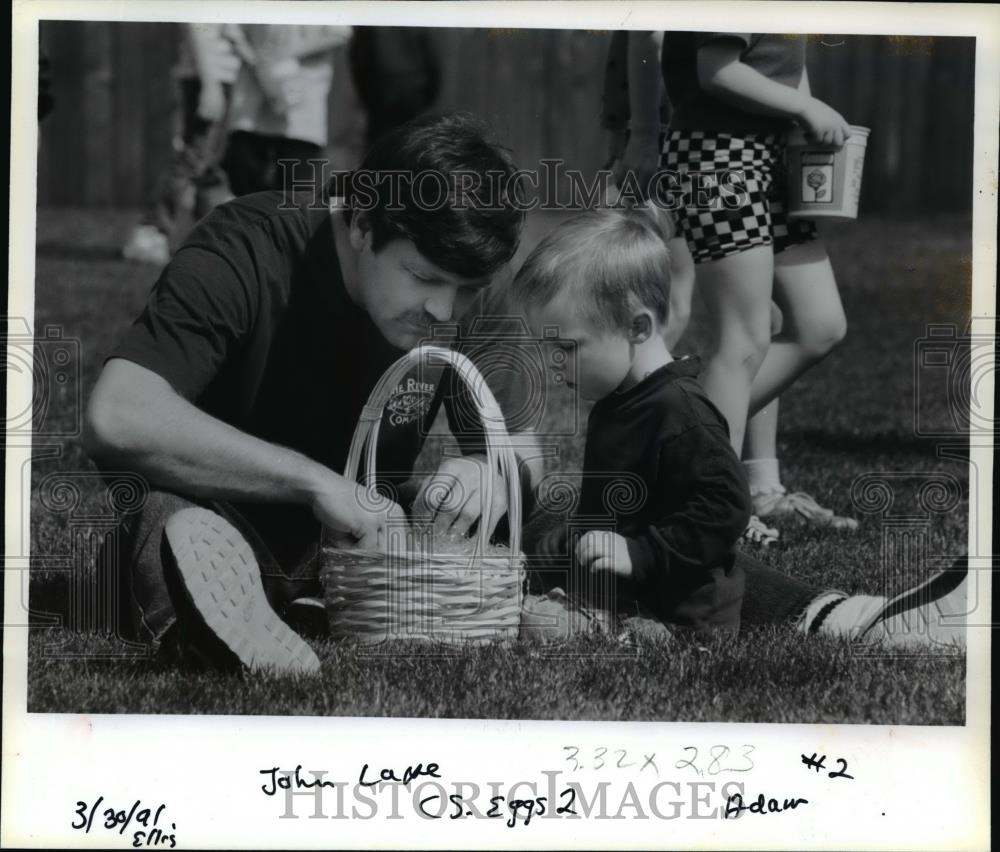 1991 Press Photo John Lape and son-Adam-Easter egg hunt-Alpenrose Dairy - Historic Images