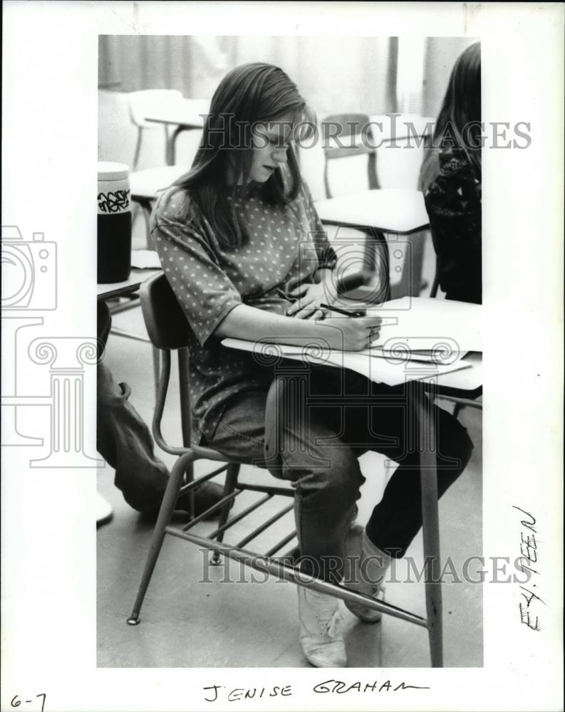 1994 Press Photo Jenise Graham, teenage pregnant mother filling out forms - Historic Images