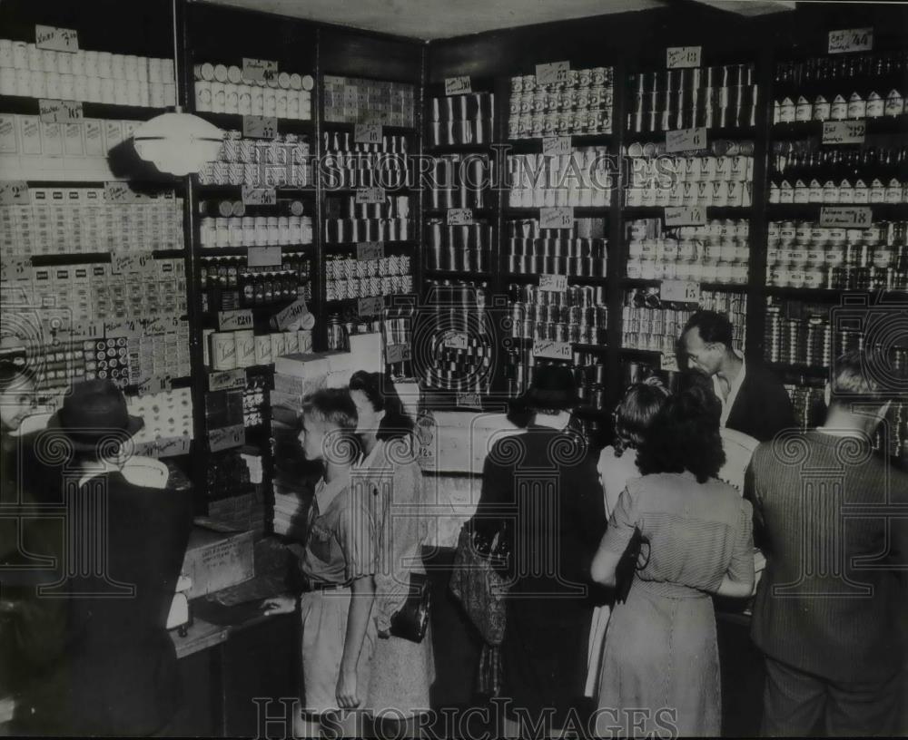1946 Press Photo Zagreb,Yugoslavia,customers buy UNRRA and Yugoslav tinned goods - Historic Images
