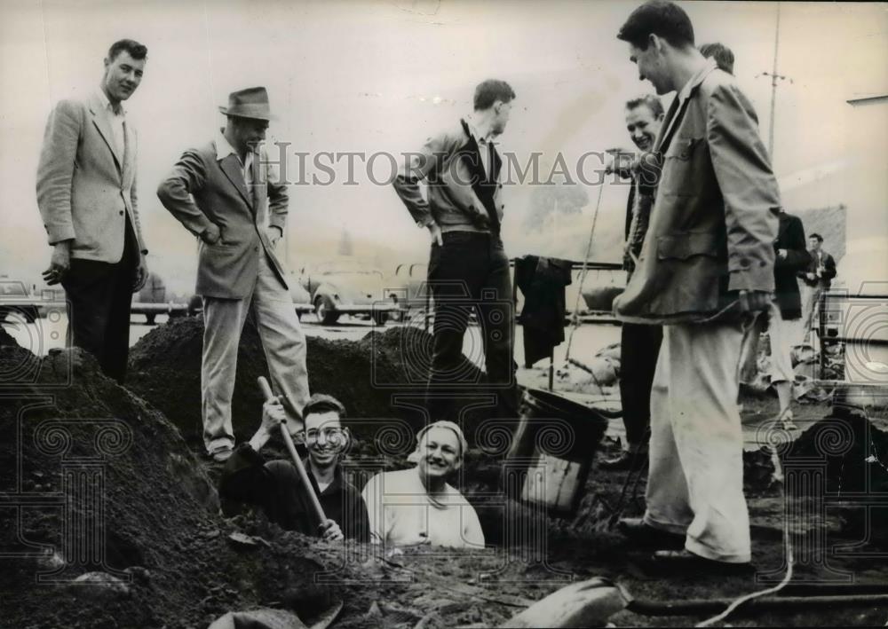 1949 Press Photo Vanport college students digging holes for school 3rd birthday - Historic Images