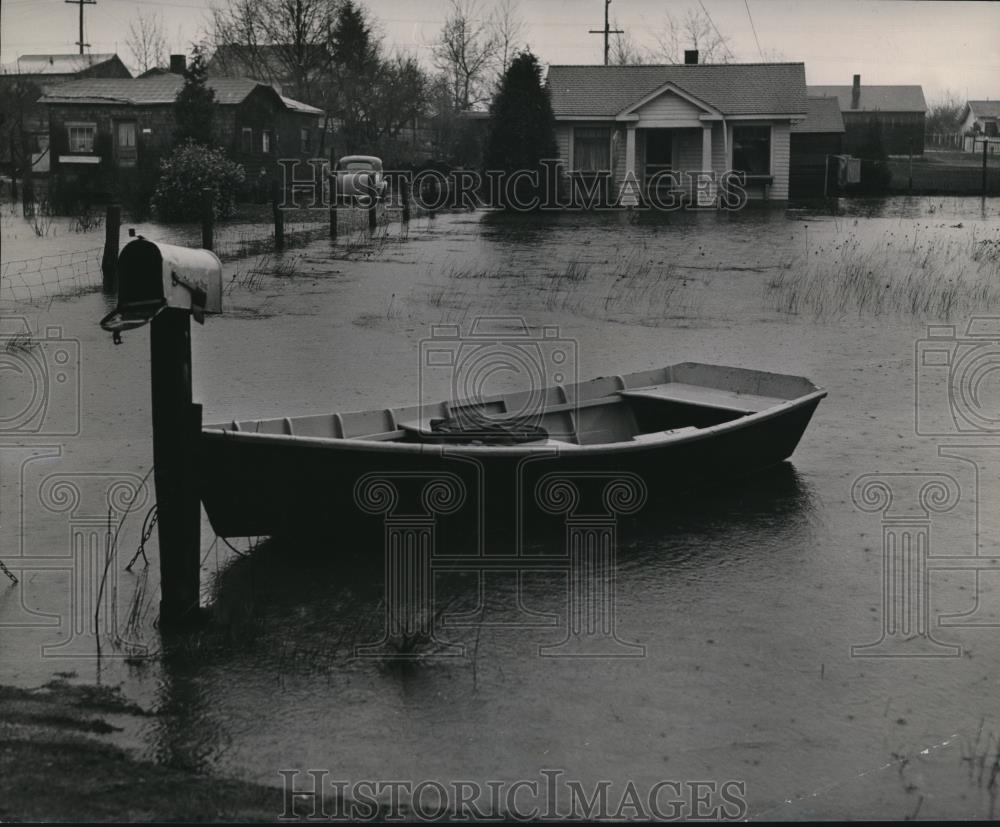 1949 Press Photo The C.L. Jolliffe Family Driven Out Of Home From Flood - Historic Images