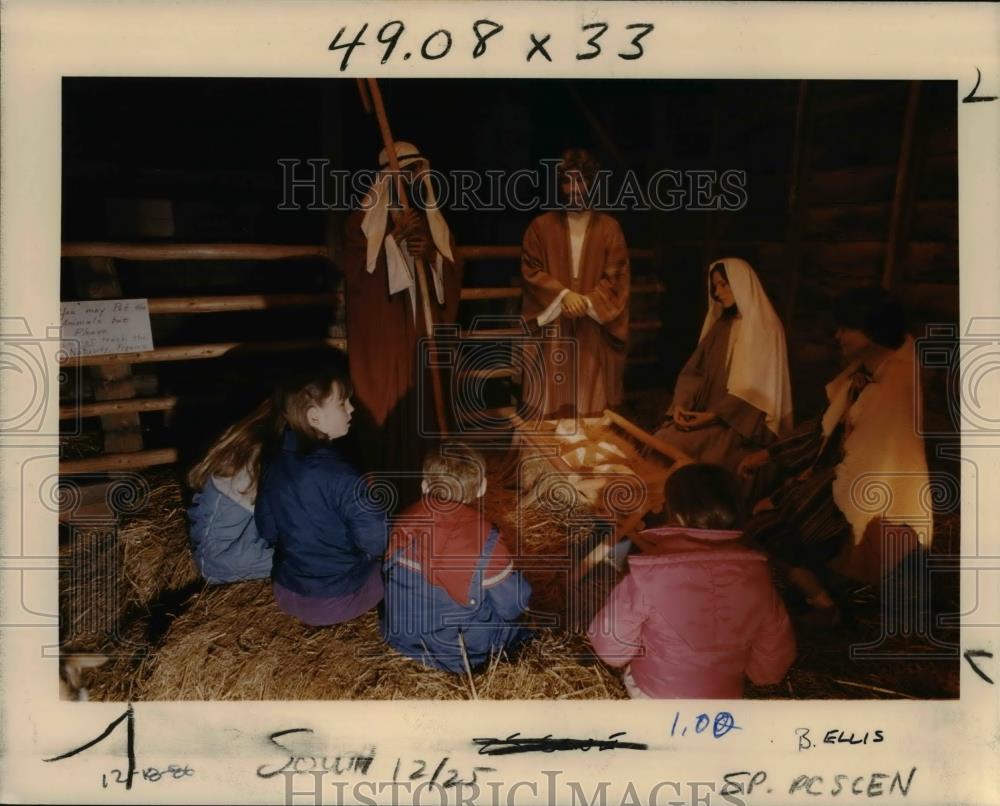 1986 Press Photo Amy, Carolyn, Andy &amp; Jamie Wheeler w/ Nativity Scene display - Historic Images