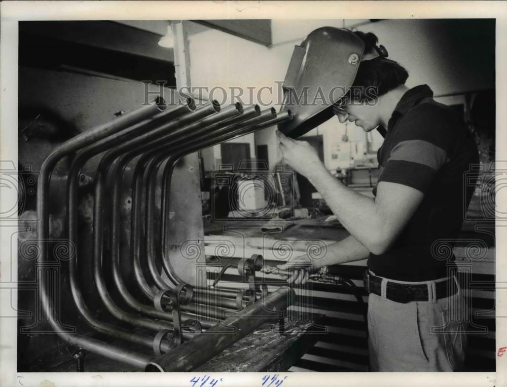 1978 Press Photo Jim Salisburg welds together tubing for fireplace - orb71696 - Historic Images