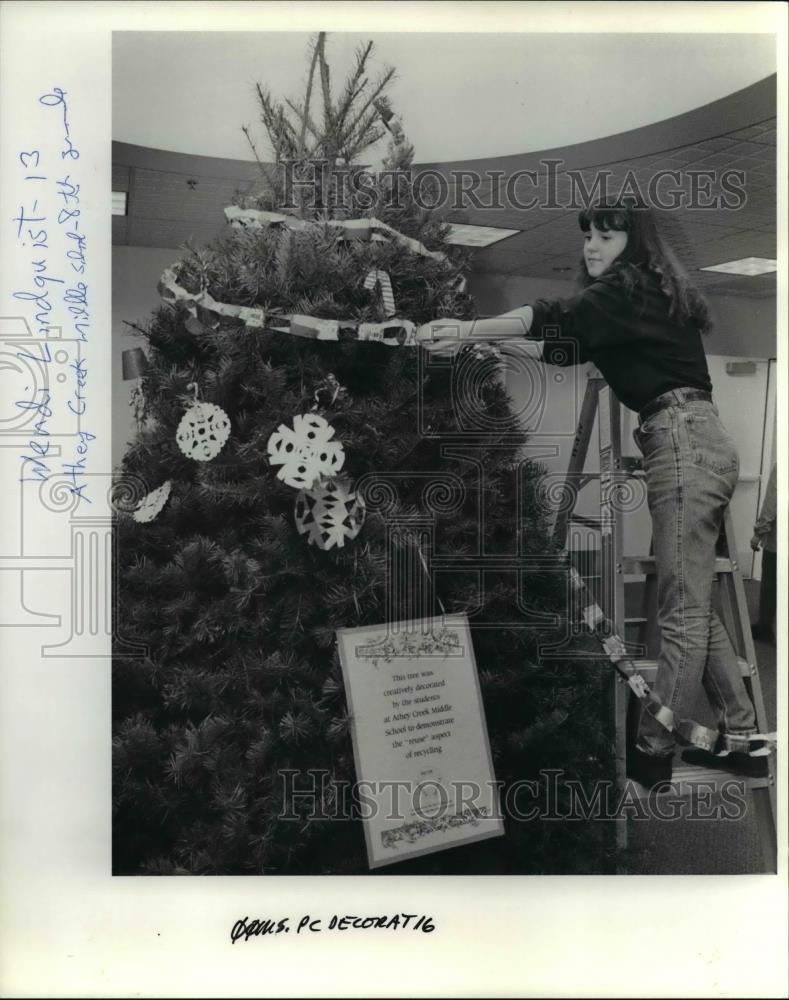 Press Photo Wendi Lindquist decorate Christmas Tree - orb16878 - Historic Images
