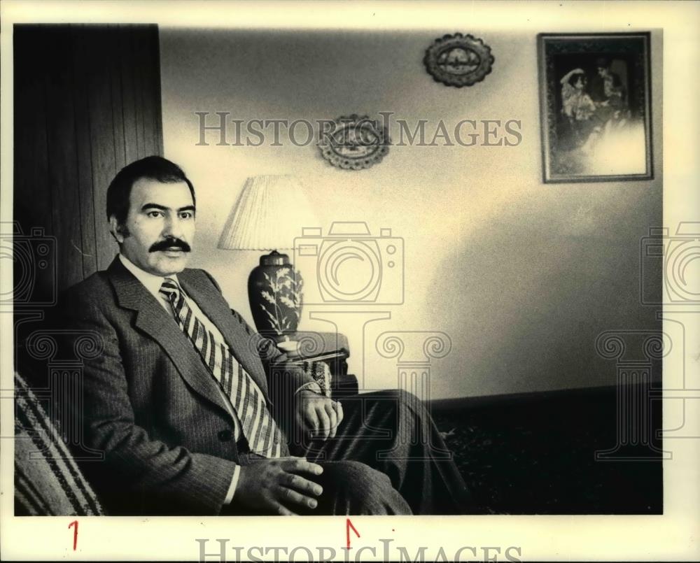 1980 Press Photo Kouros Shafai has a different perspective - ora83416 - Historic Images