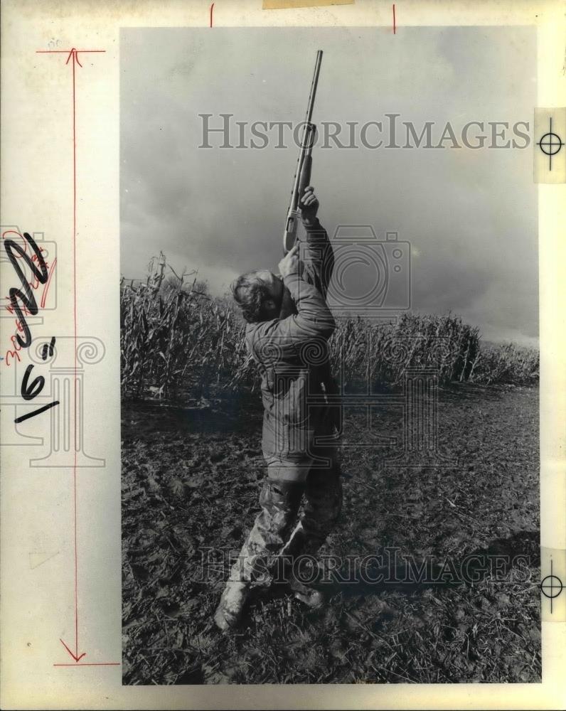 1983 Press Photo Ron Spada Shows Proper Form of Aiming at a High-flying Bird - Historic Images