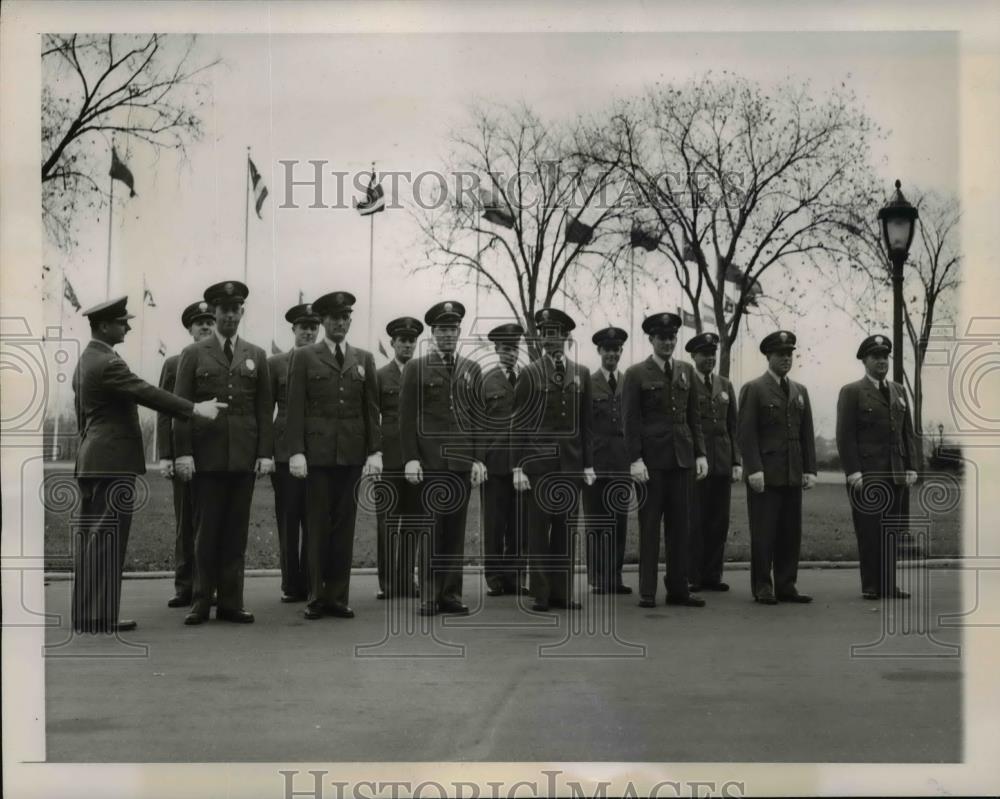 1947 Press Photo Sgt Larry Davidson giving out instructions to his men in NY - Historic Images