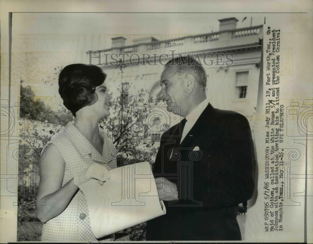 1965 Press Photo Pres. Lyndon Johnson with Miss Judy Hill Maid of Cotton - Historic Images