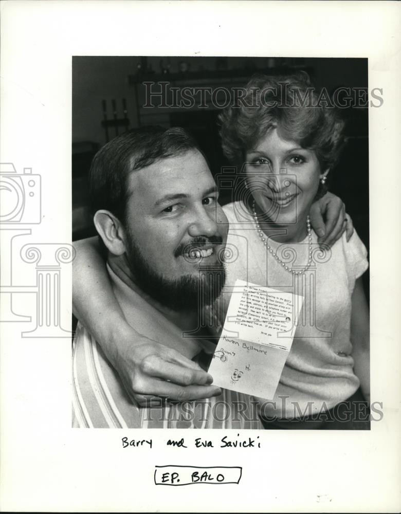 1987 Press Photo Barry and Eva Savicki dssplays the note - ora75308 - Historic Images