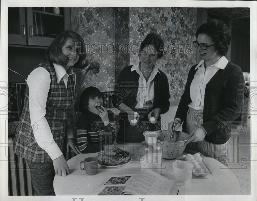 1975 Press Photo Daniel Kim B McCarthy Almond Cream Cake School of Arts & Crafts - Historic Images