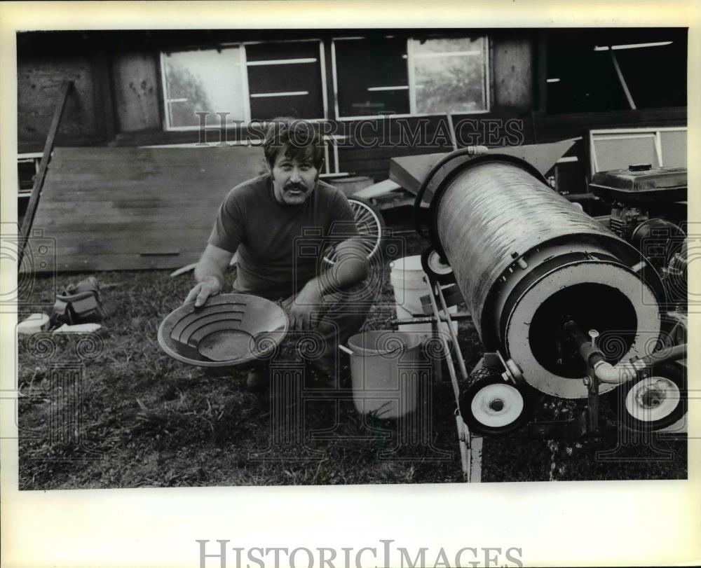 1979 Press Photo Dave Bosanco, an Independence welder - orb70698 - Historic Images